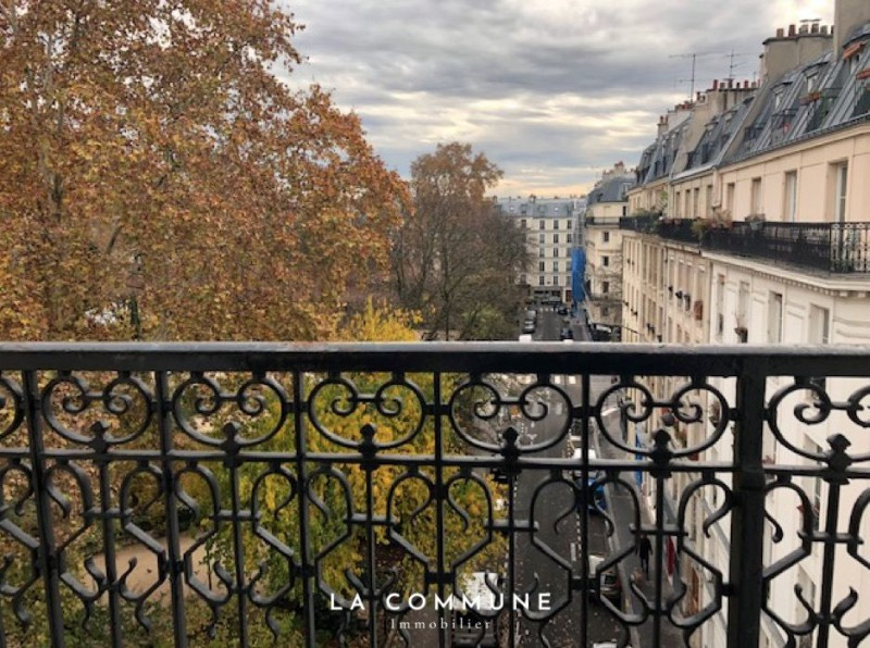 Sur le square - La Commune